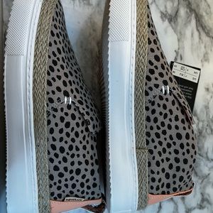 Brand new never worn hey dude size 7